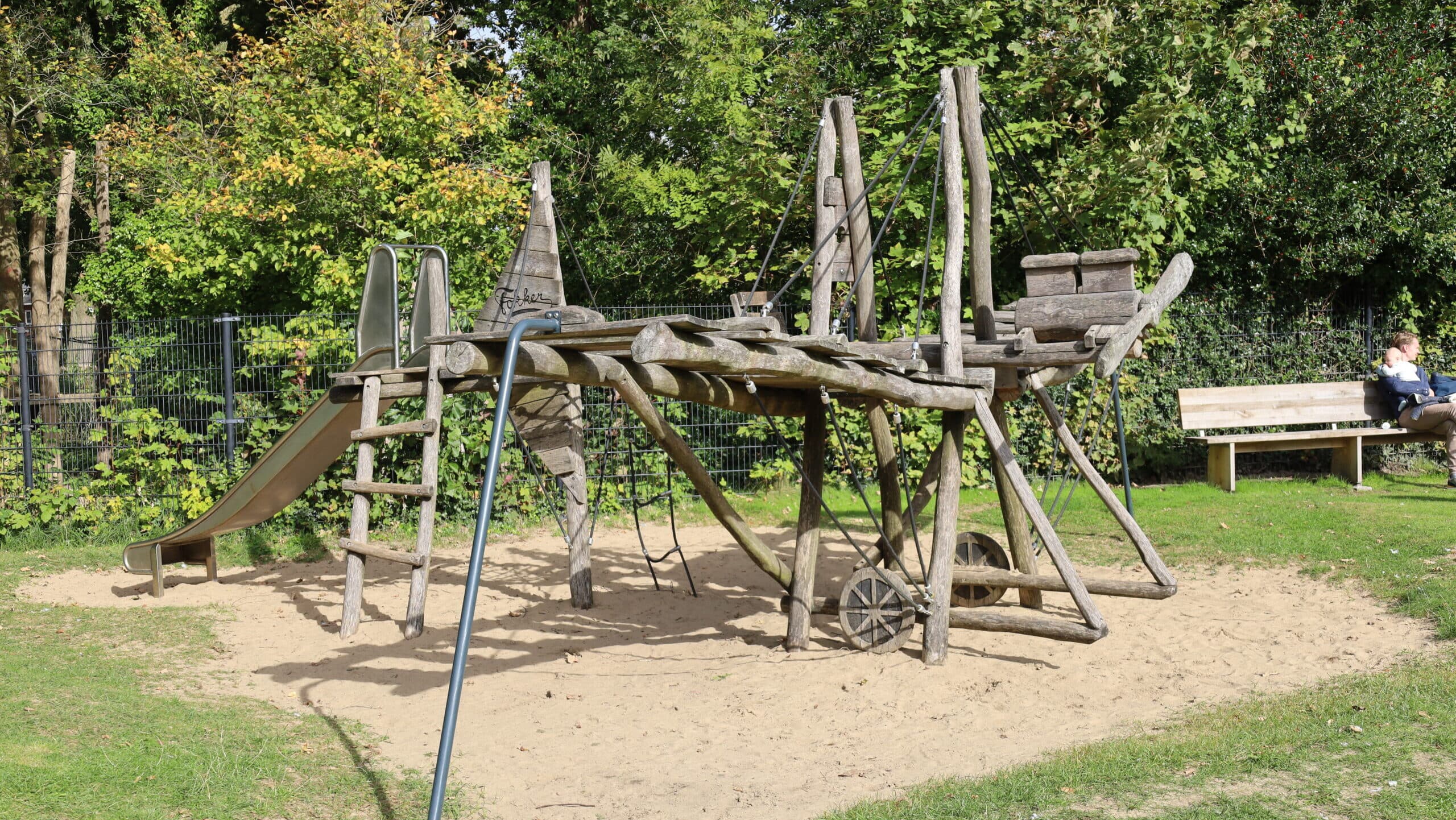 Kind op de schommel bij Burcht ter Cleeff